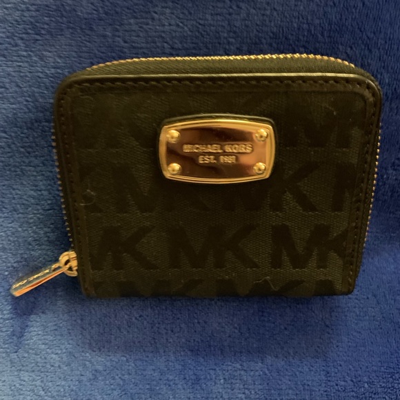 Michael Kors Handbags - ⭐️REDUCED⭐️NWOT MICHAEL KORS wallet-black w/gold